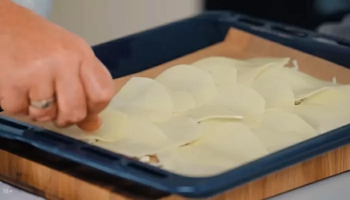 Картофельный рулет с курицей, сыром и шпинатом - рецепт от Константина Ивлева