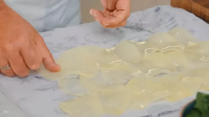 Картофельный рулет с курицей, сыром и шпинатом - рецепт от Константина Ивлева