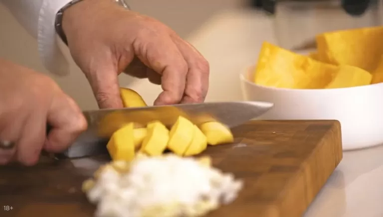 Тыквеннный крем-суп с креветками - рецепт от Константина Ивлева