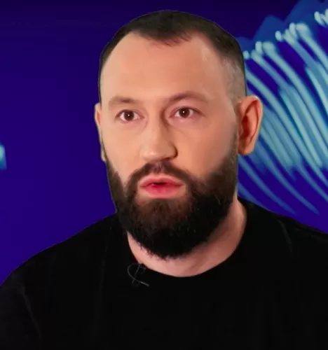 Тимур Якубов — Шеф-повар, участник шоу «Полная посадка» с Ивлевым Тимур Якубов — участник шоу «Полная посадка» с Ивлевым