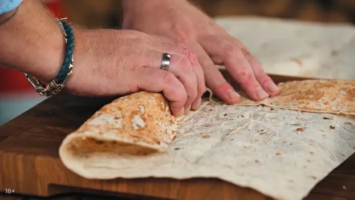 Шаурма с креветками и кальмарами - рецепт от Константина Ивлева