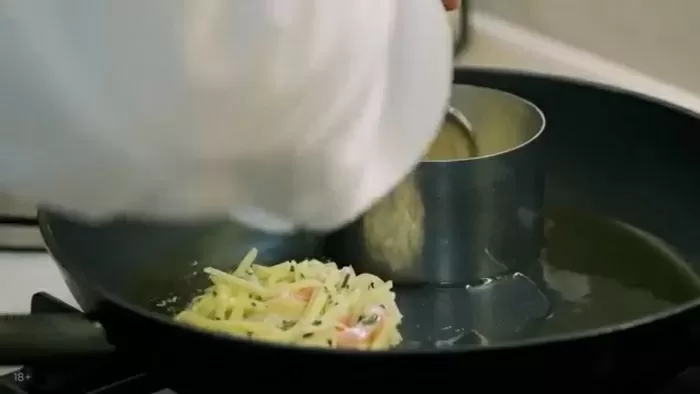 Драники с копченостями и желтком - рецепт от Константина Ивлева