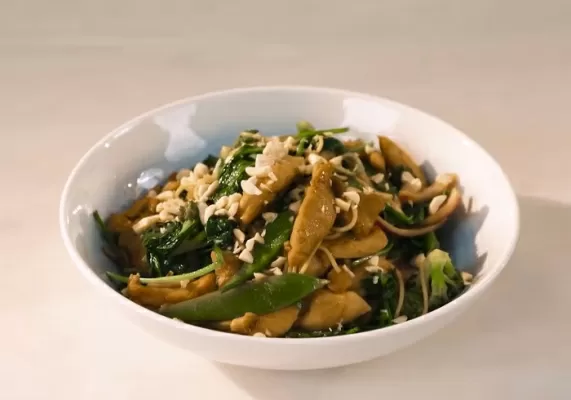 Лапша с курицей и овощами - рецепт от Константина Ивлева