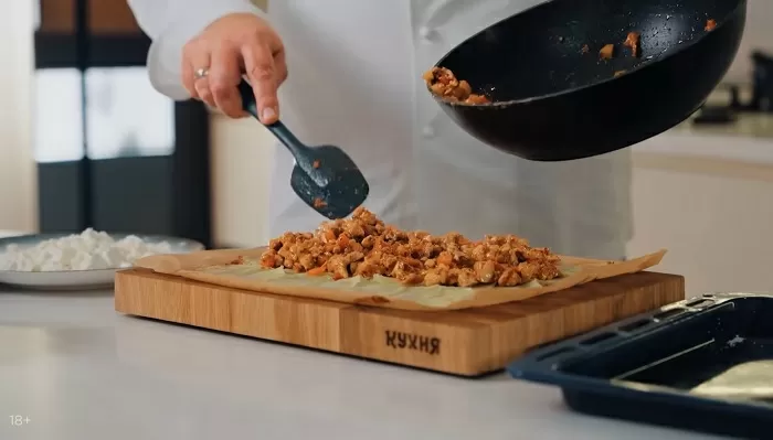 Картофельный рулет с курицей, сыром и шпинатом - рецепт от Константина Ивлева