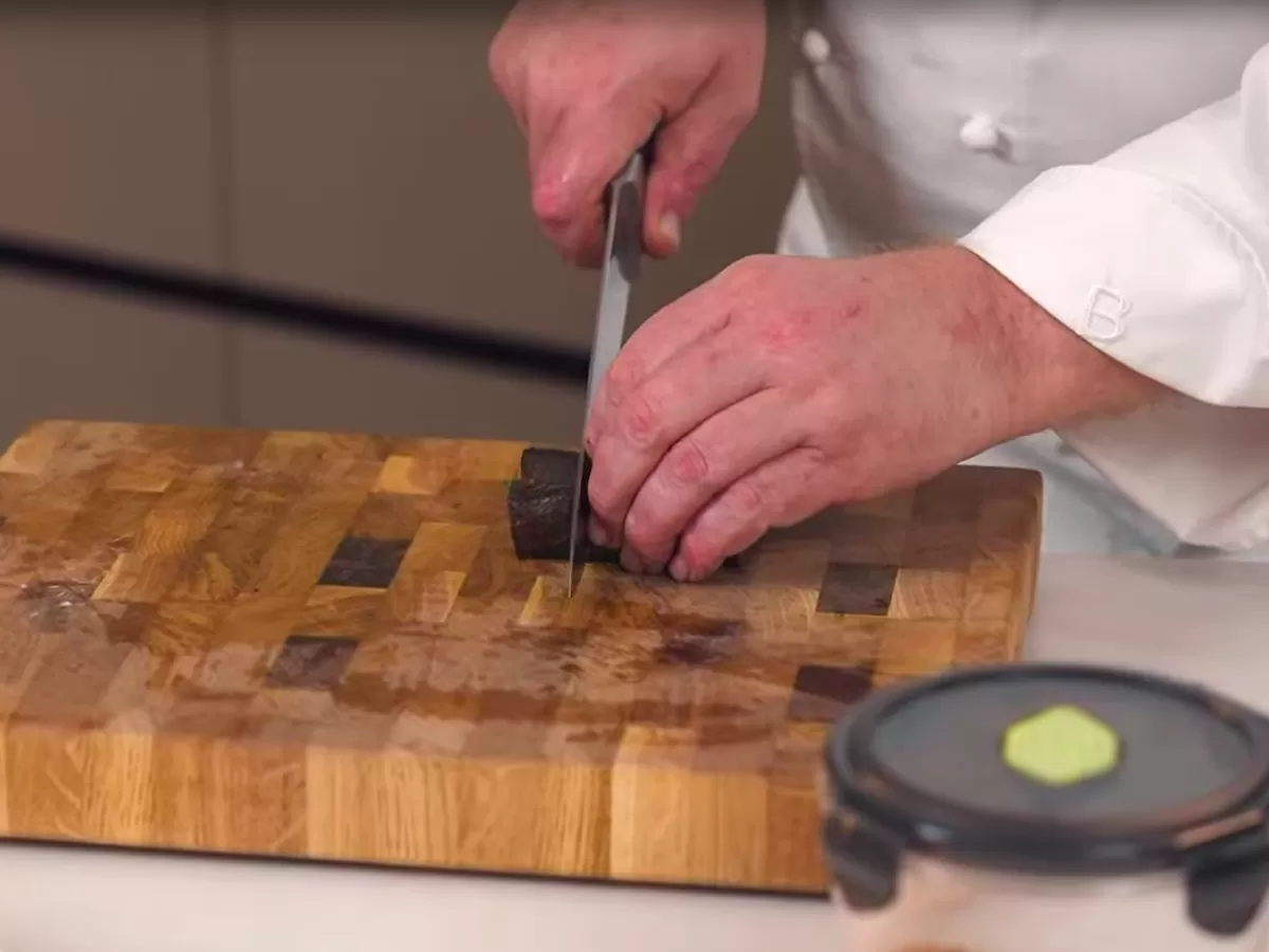 Копчёный лосось в нори с луком сибулет и чёрной икрой - рецепт от Константина Ивлева