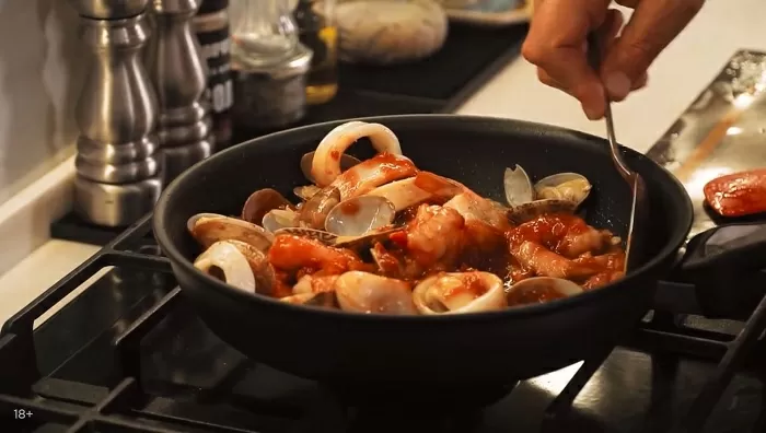 Томленые морепродукты в соусе - рецепт от Константина Ивлева