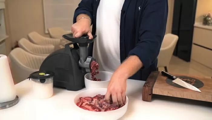 Тефтели в томатном соусе с сыром моцарелла - рецепт от Константина Ивлева