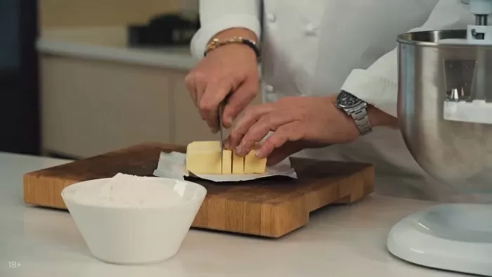 Пирог с курицей, сыром и томатами - рецепт от Константина Ивлева