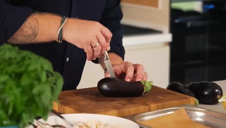 Битые баклажаны  с сыром и томатами - рецепт от Константина Ивлева