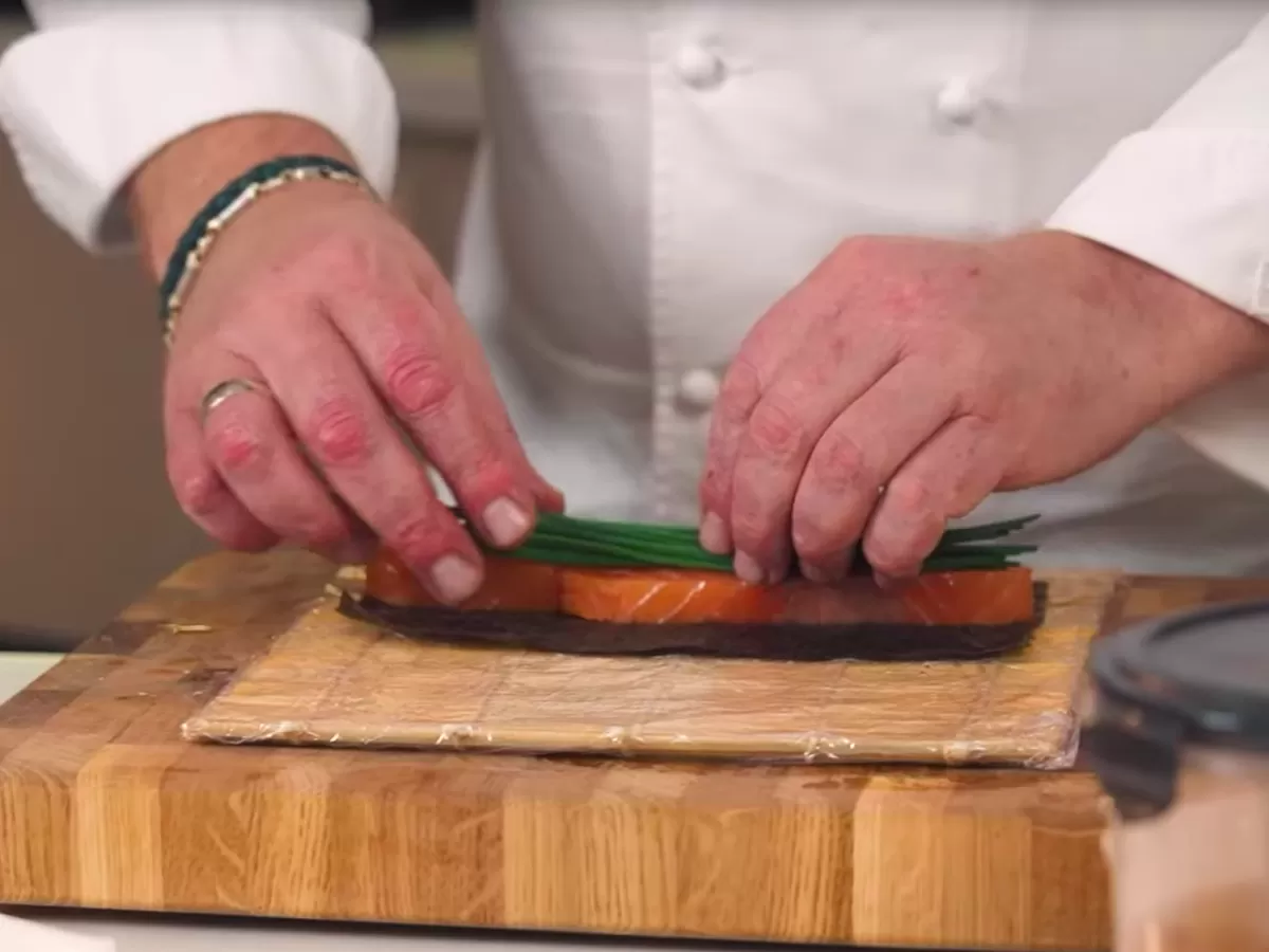 Копчёный лосось в нори с луком сибулет и чёрной икрой - рецепт от Константина Ивлева