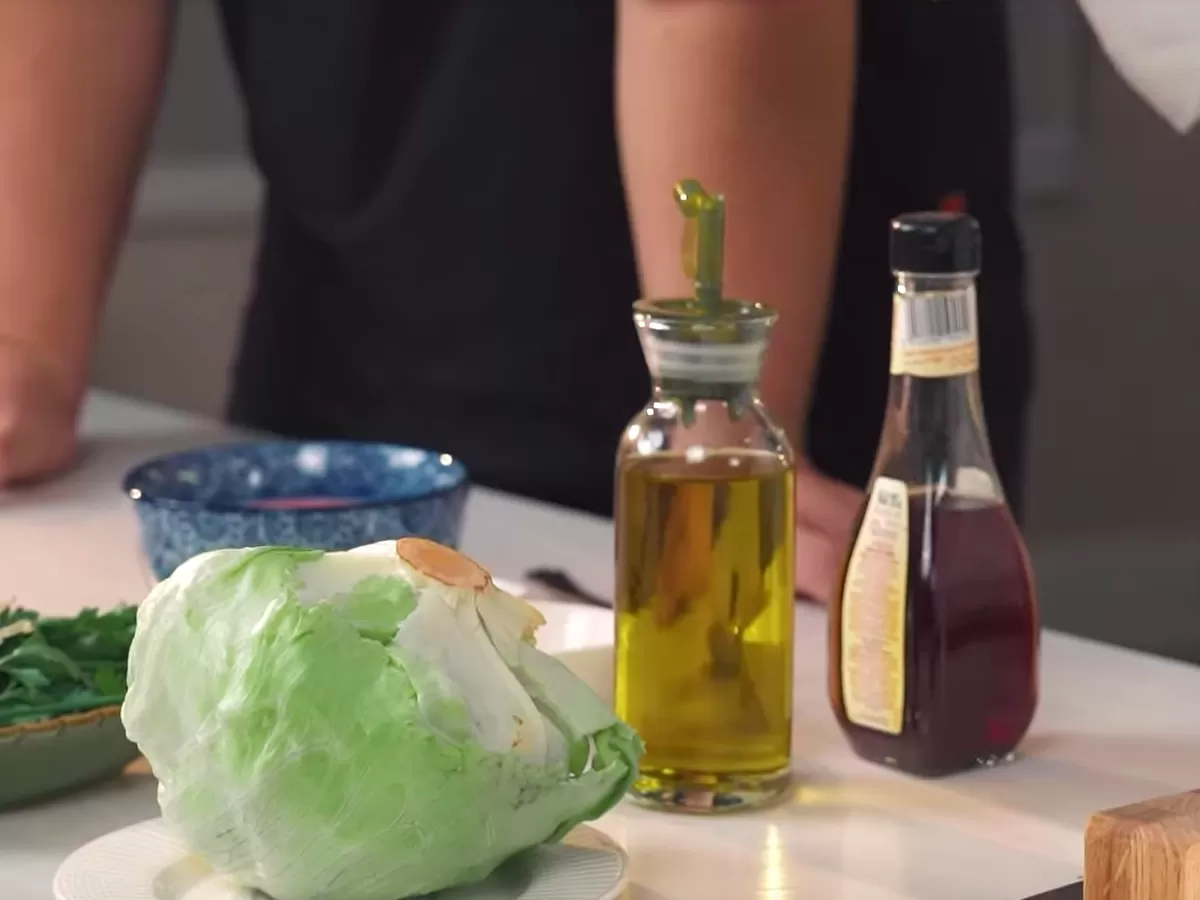 Латук с копченым лососем и горчичной заправкой - рецепт от Константина Ивлева