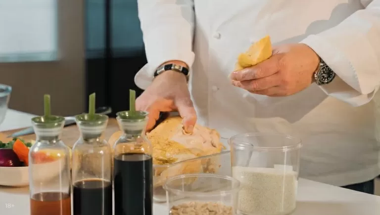 Салат с курицей гриль и хрустящими овощами - рецепт от Константина Ивлева