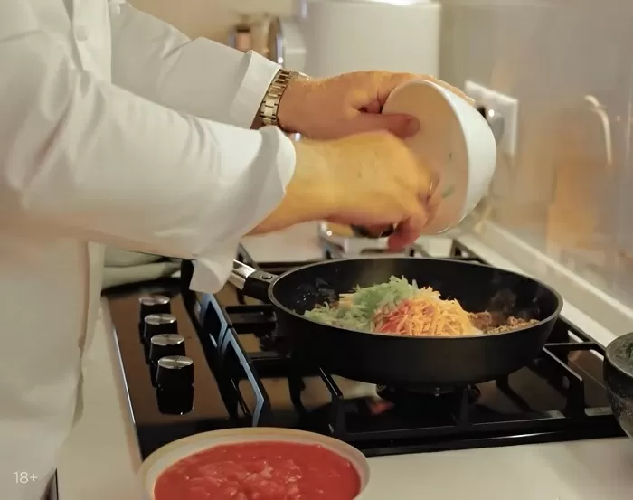 Мясные ватрушки с соусом болоньезе - рецепт от Константина Ивлева