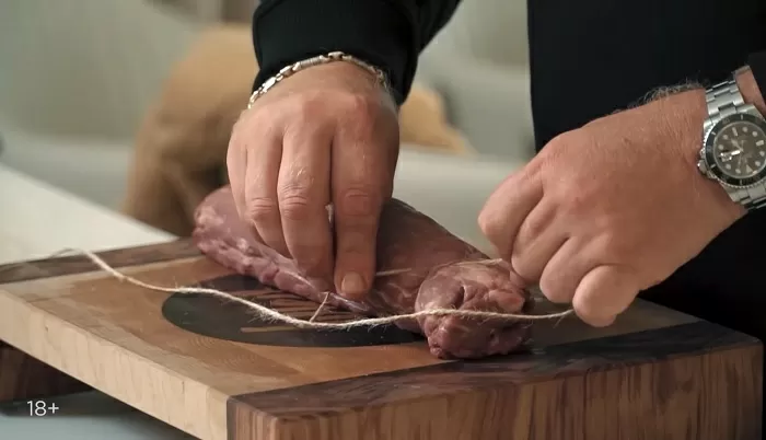 Мясной рулет с грибами - рецепт от Константина Ивлева