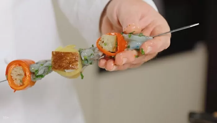Шашлычки из креветок, печеного перца и деревенского хлеба - рецепт от Константина Ивлева