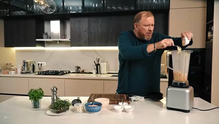 Печеный баклажан с хумусом и томатами - рецепт от Константина Ивлева