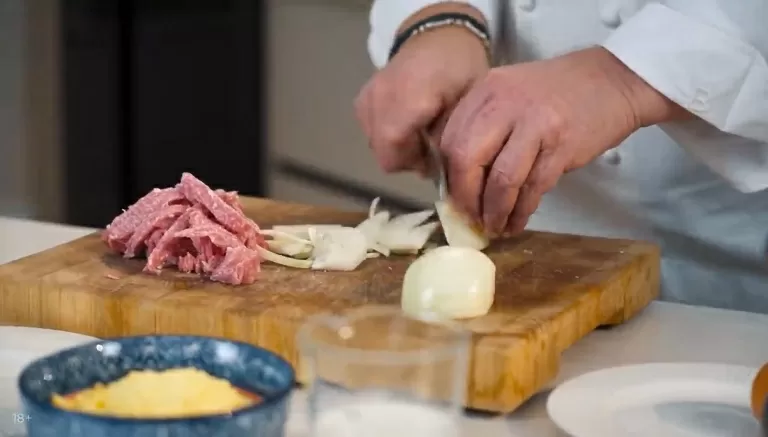 Картофельный пирог с сыром и копченостями - рецепт от Константина Ивлева