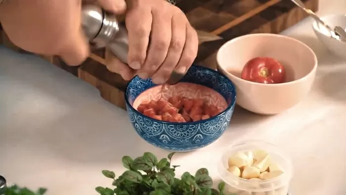Печеный баклажан с хумусом и томатами - рецепт от Константина Ивлева