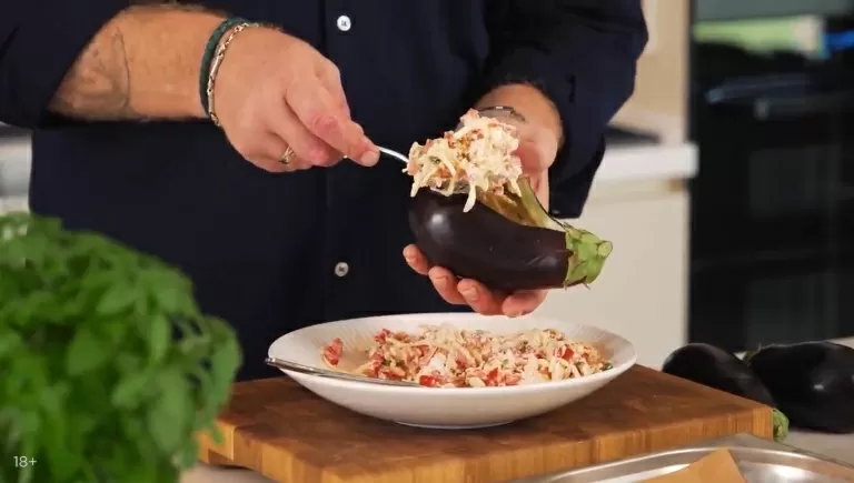 Битые баклажаны  с сыром и томатами - рецепт от Константина Ивлева