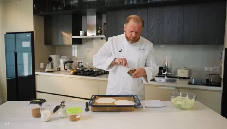 Яблочный пирог с карамельным соусом - рецепт от Константина Ивлева