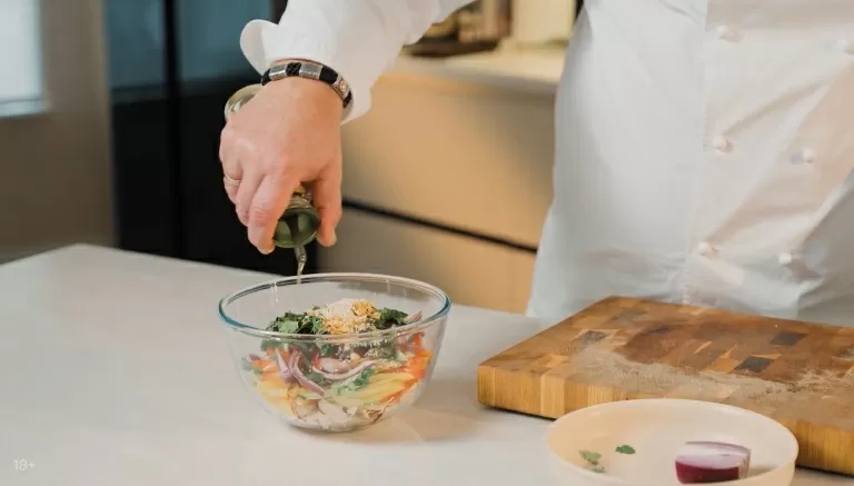 Салат с курицей гриль и хрустящими овощами - рецепт от Константина Ивлева