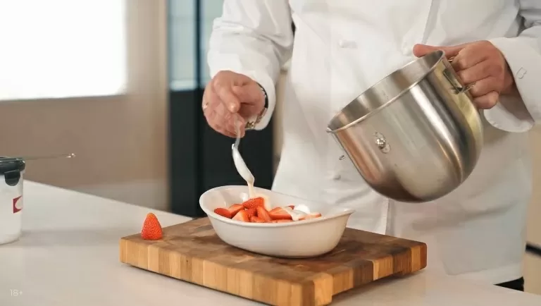 Клубника под соусом сабайон - рецепт от Константина Ивлева