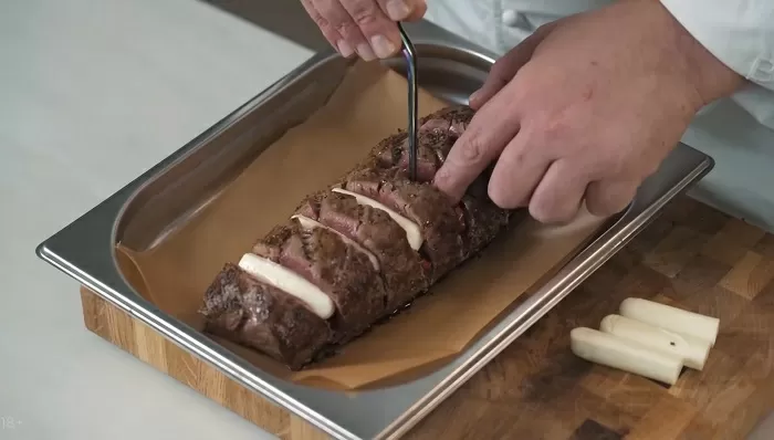 Запеченное мясо с сыром и шпинатом - рецепт от Константина Ивлева