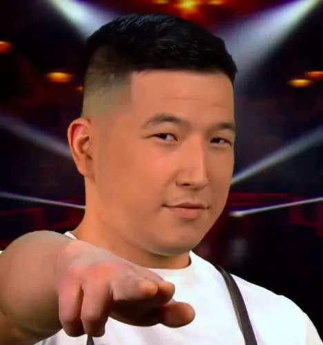 Азамат Кабатаев — Шеф-повар, участник шоу «Молодые ножи» с Ивлевым Азамат Кабатаев — участник шоу «Молодые ножи» с Ивлевым