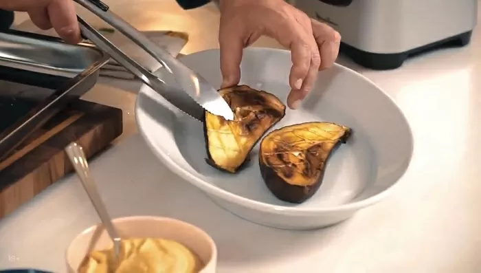 Печеный баклажан с хумусом и томатами - рецепт от Константина Ивлева