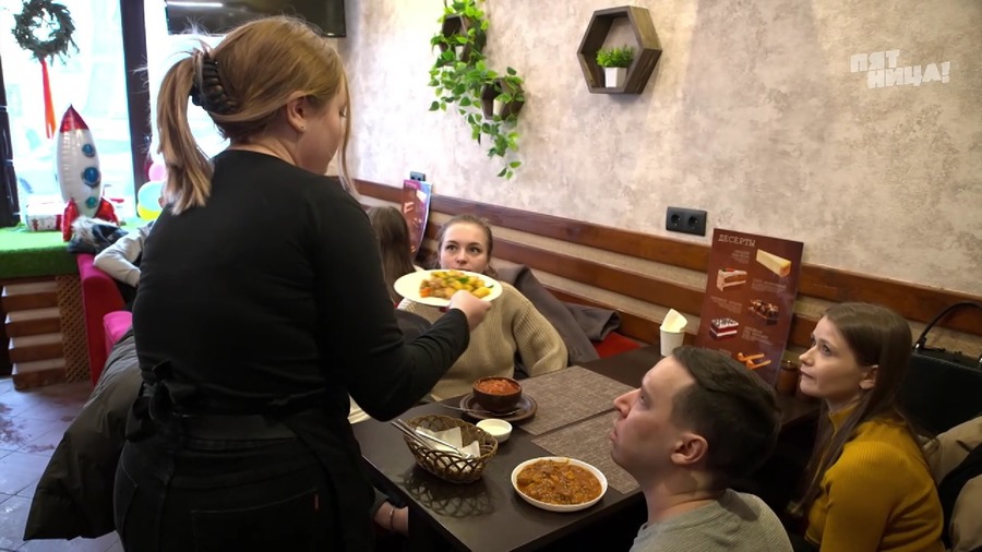 Справилось ли заведение Две долмы с полной посадкой?