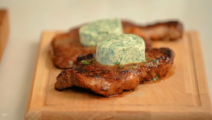 Стейки с пикантным маслом - рецепт от Константина Ивлева