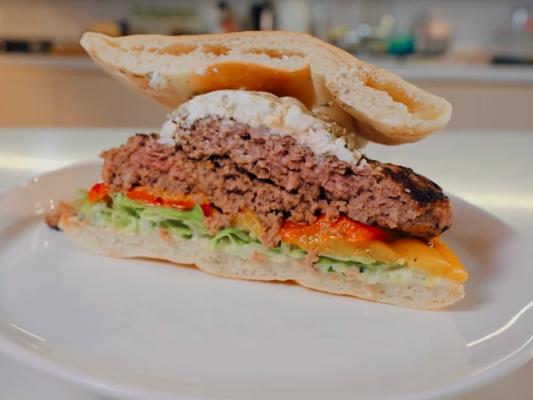 Бургер на греческий манер - рецепт от Константина Ивлева