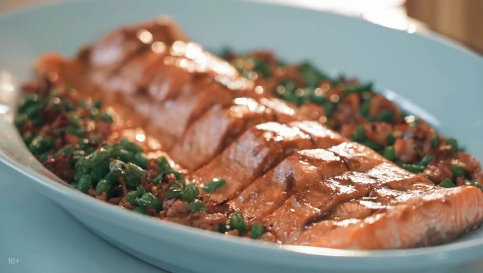 Форель с беконом и фасолью - рецепт от Константина Ивлева