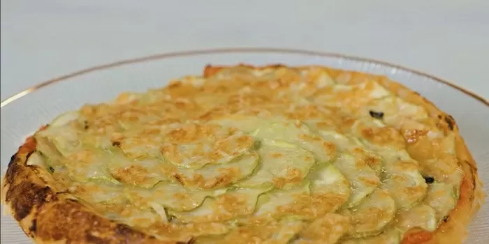 Луковый пирог с яйцом и сыром